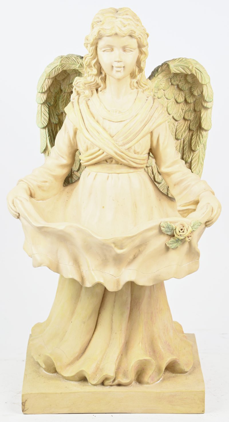 Een beeld van een engel met wijwatervat in polychroom kunststof.