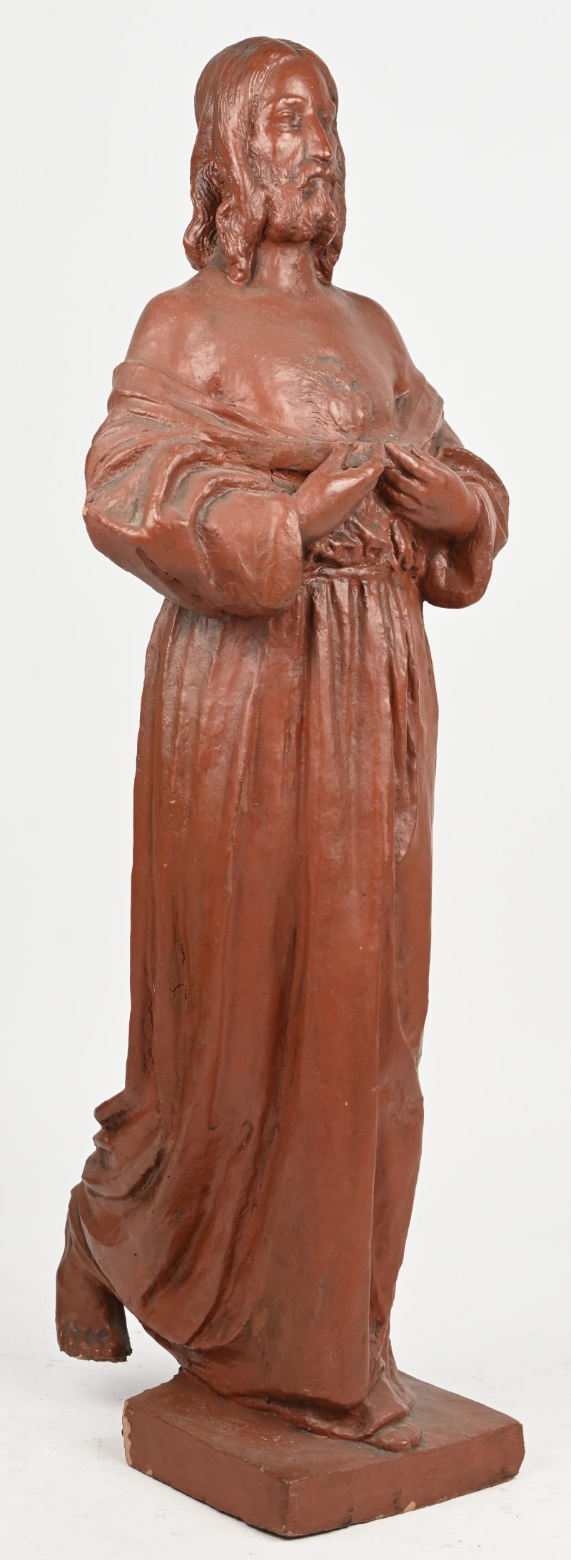 Een beeld in terracotta voorstellend Jezus Christus. Een deel van het voetstuk ontbreekt en schade achteraan de schouder. Gesigneerd op het overblijvende deel van het voetstuk.