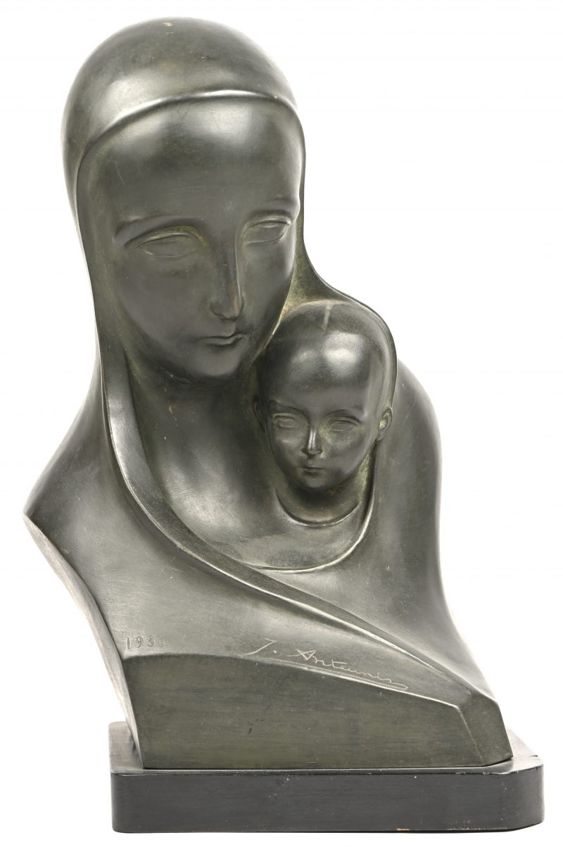 “Heilige maagd met kind”. Een bronzen buste op zwart houten sokkel. Gesigneerd Jan Anteunis en gedateerd 1930