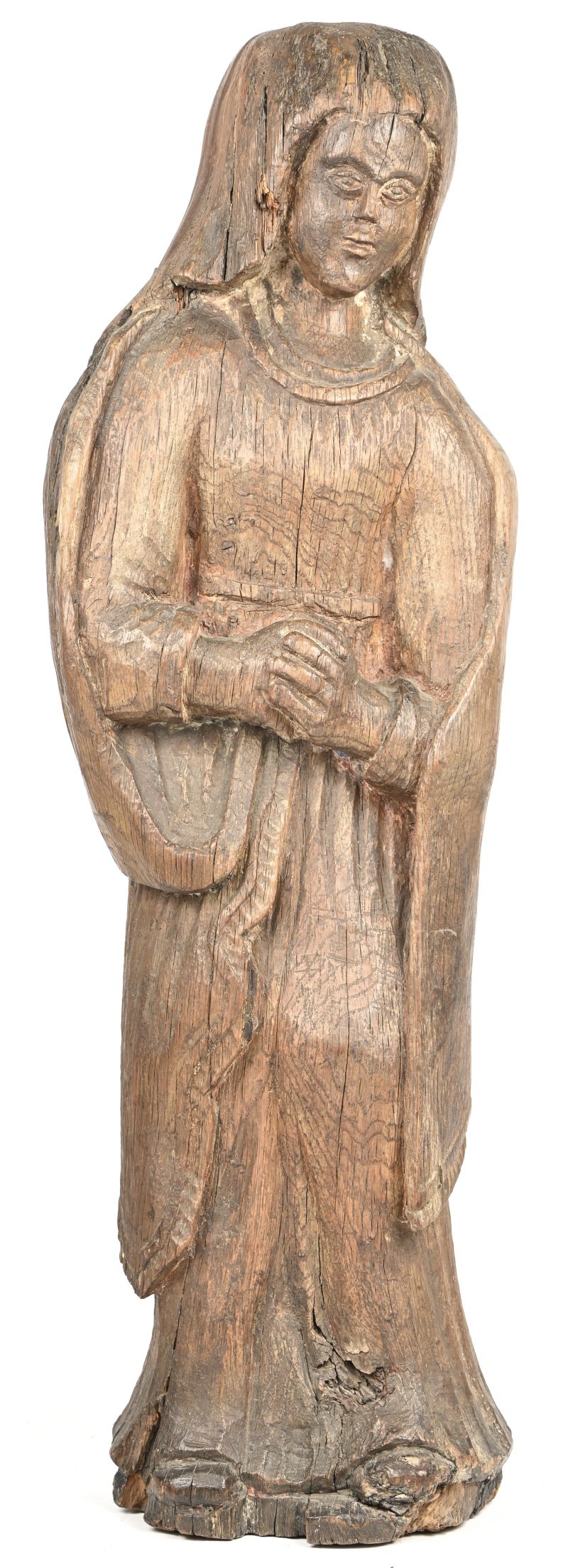 Een Gotisch gesculpteerd massief houten beeld van een dame met residue van polychrome beschildering.