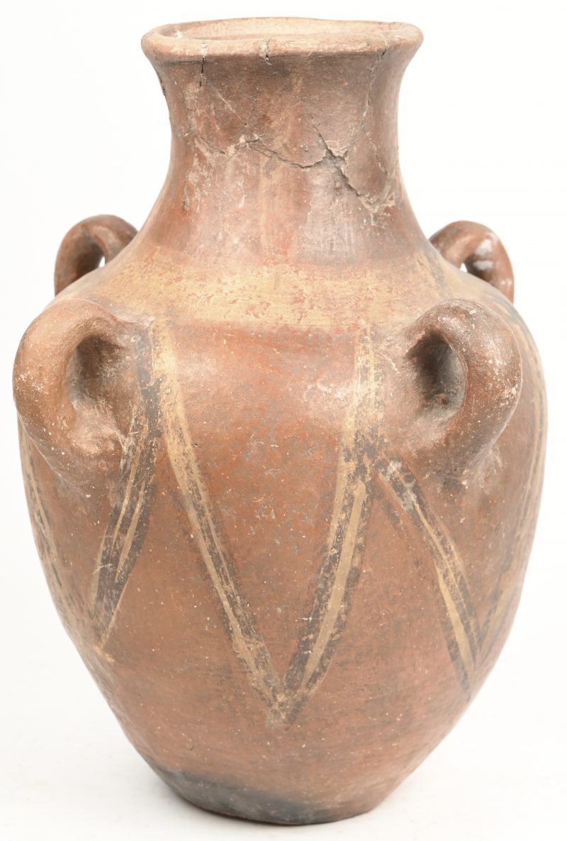 Een oude aarden vaas met 4 oren. Zware restauratie aan de hals. Vermoedelijk Mediterraans.