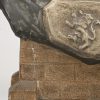 “Ridderbuste”. Een gerestaureerd beeld in terracotta. Gemerkt ‘Van De Velde - Sint Niklaas Waas’ en genummerd 114.