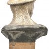 “Ridderbuste”. Een gerestaureerd beeld in terracotta. Gemerkt ‘Van De Velde - Sint Niklaas Waas’ en genummerd 114.