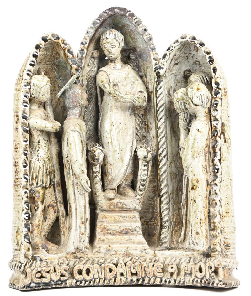 Een geglazuurd aardewerken religieuze triptiek met de vermelding ‘Jesus condamne a mort’. Achteraan onleesbaar gesigneerd. Midden vorige eeuw.