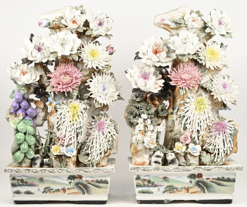 Een set van 2 Chinees porseleinen decoratieve sculpturen met vele bloemen alsook panda’s en eekhoorns in het decor.