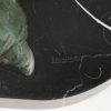 Een art-deco beeld van een gezeten dame in zamak en ivorine op marmeren sokkel. Gesigneerd Limousin.