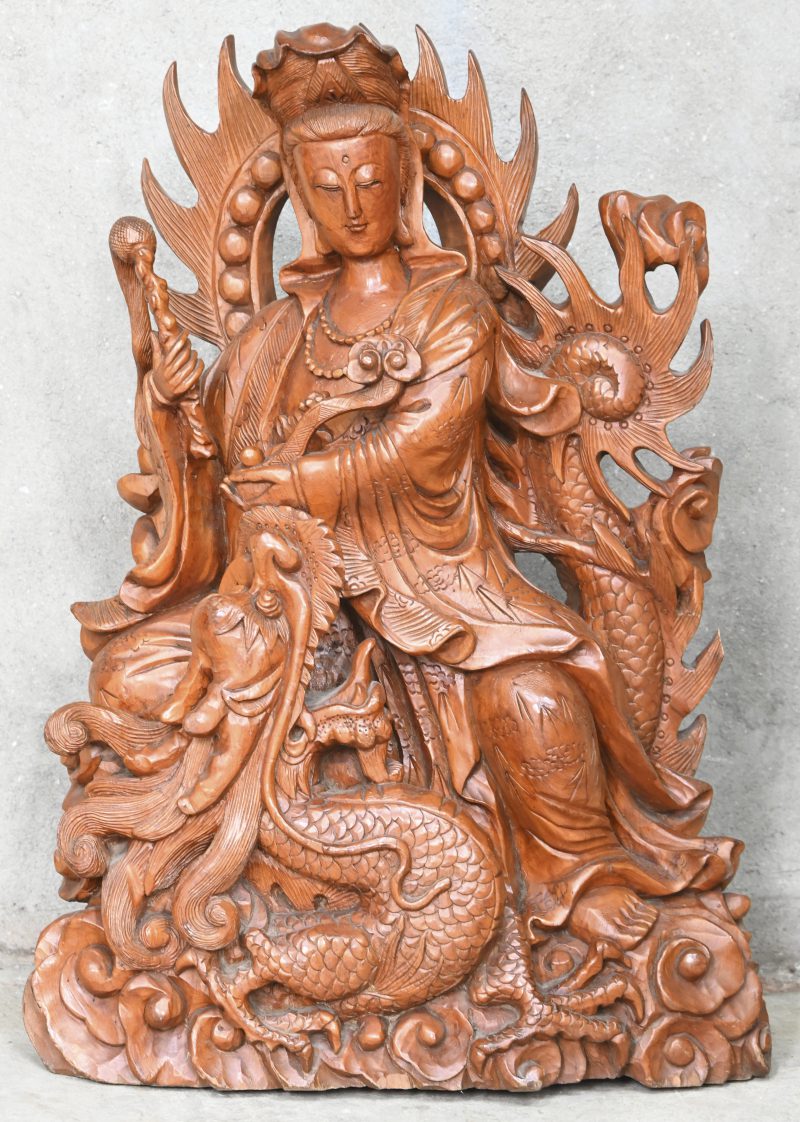 Een gesculpteerd massief houten Chinees beeld van een dame met een draak.