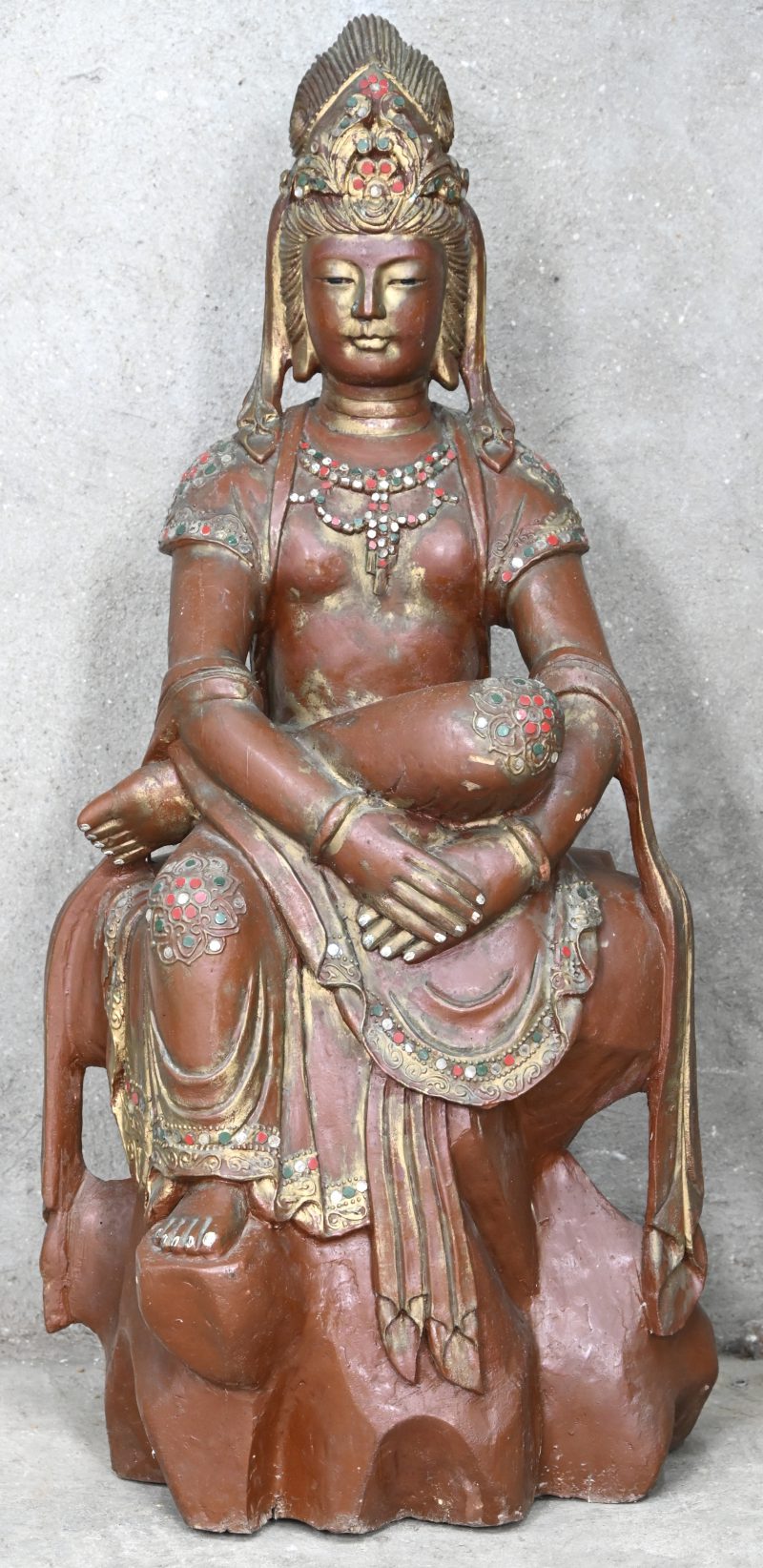 Een gesculpteerd Chinees massief houten beeld van een gezeten Bodhisattva.