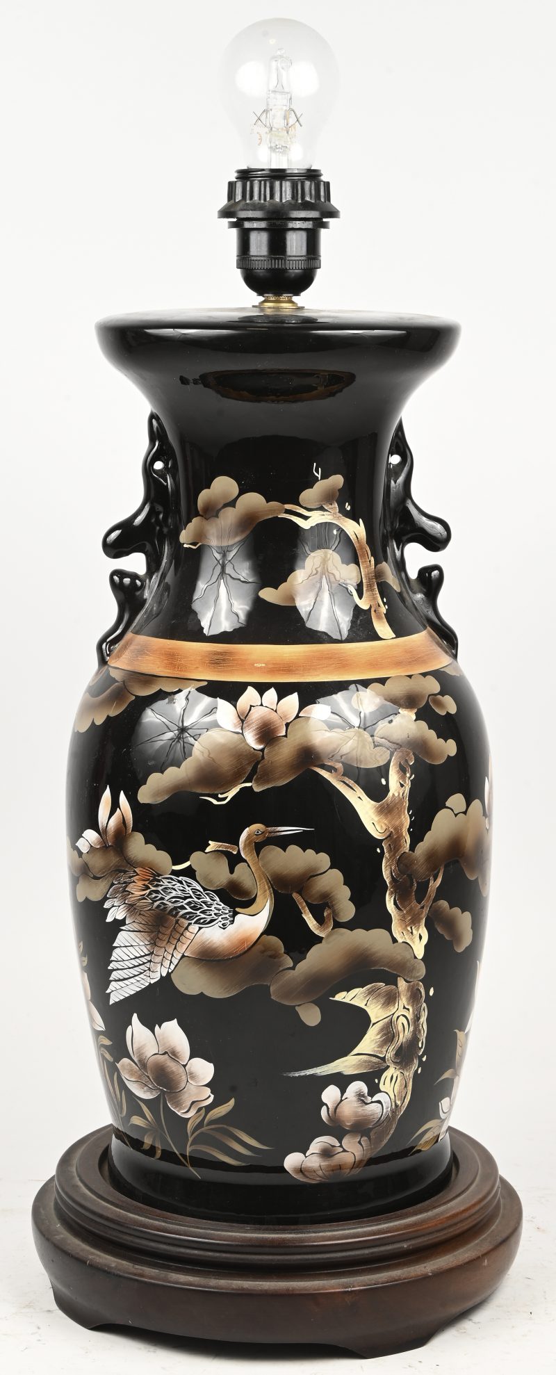 Een lampvoet in geglazuurd aardewerk, Chinese stijl met een beschildering van een vliegende kraanvogel. Frans werk.