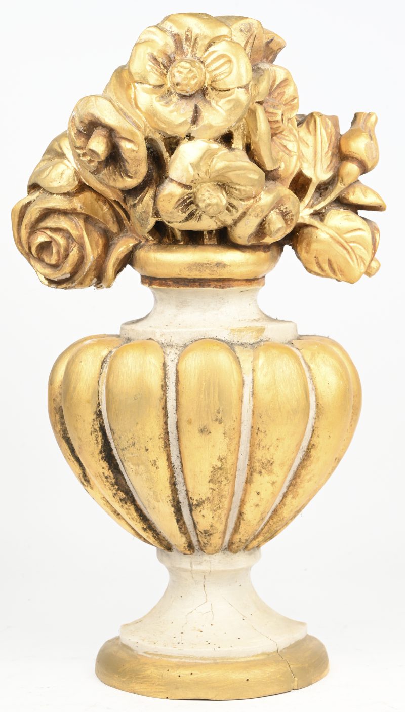 Een massief houtgesculpteerde ornament in de vorm van een bloemenvaas. Goud en ecru beschilderd.