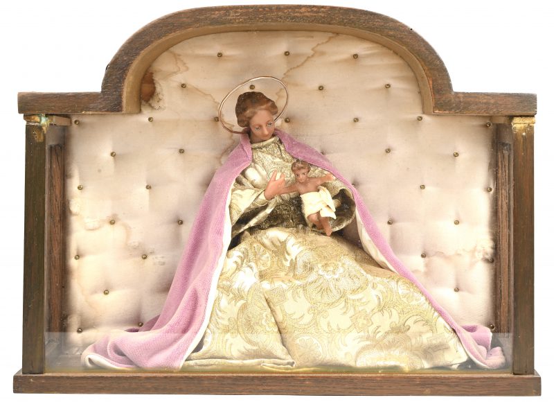 Een beeld van de heilige moeder en kind met hoodfen en handen in was, in display-case. Midden vorige eeuw.