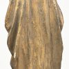 Een polychroom beeld van een edelvrouwe naar de oudheid. Plaaster met een houtstructuur.