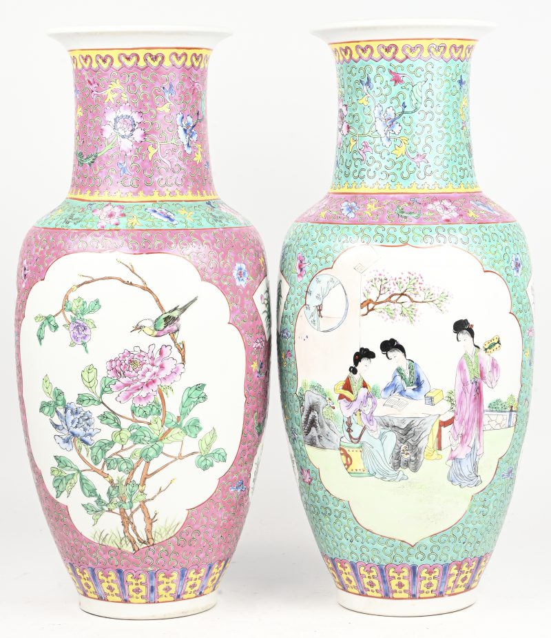 Een set van 2 Chinese vazen, famille rose. De ene met figuren in het decor, de andere met fauna en flora.