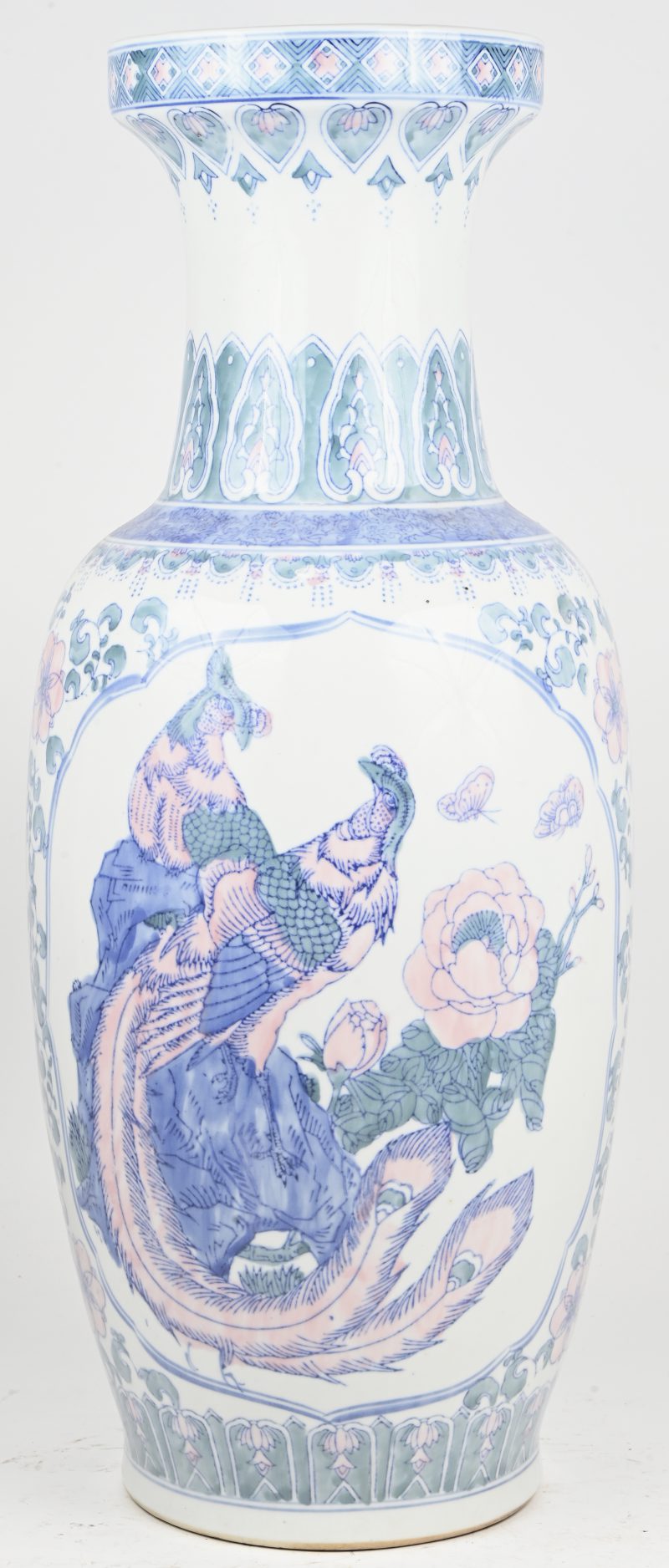 Een recente vaas van Chinees porselein met een meerkleurig decor van vogels in cartouches.