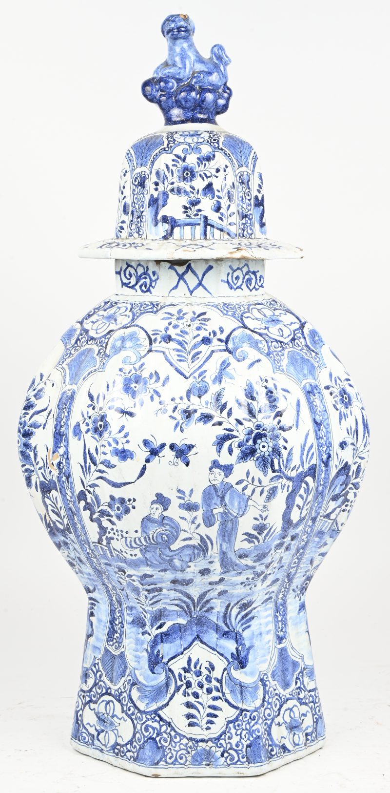 Een Delfts aardewerken dekselvaas met Chinees decor. Aan de hals alsook aan het deksel beschadigd/gerestaureerd.