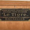 Een houten pennen vitrine display. Met goudkleurig opschrift “Le Tigre”. Verso gemerkt met plaquette.