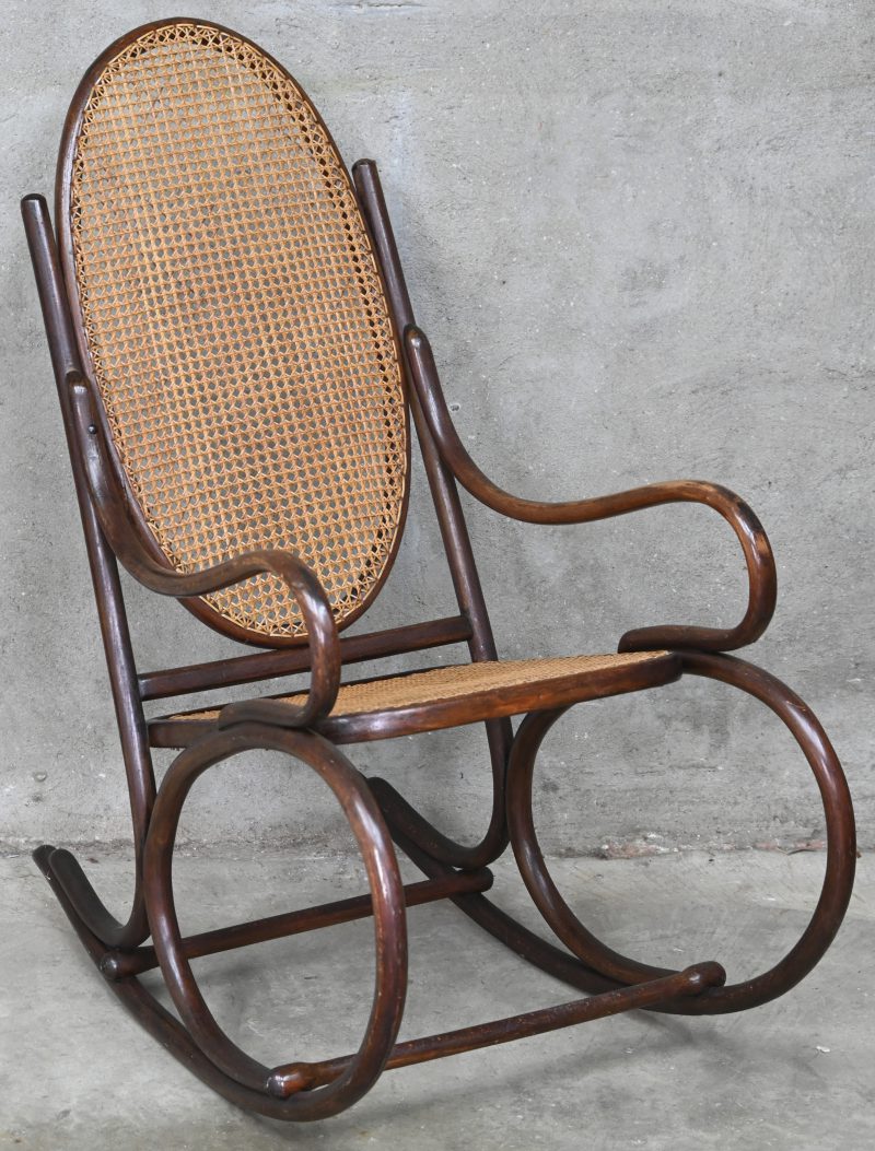 Een design schommelstoel van geplooid beukenhout met gecanneerde zitting en rugleuning. Binnenin gemerkt, vroeg 20e eeuw.