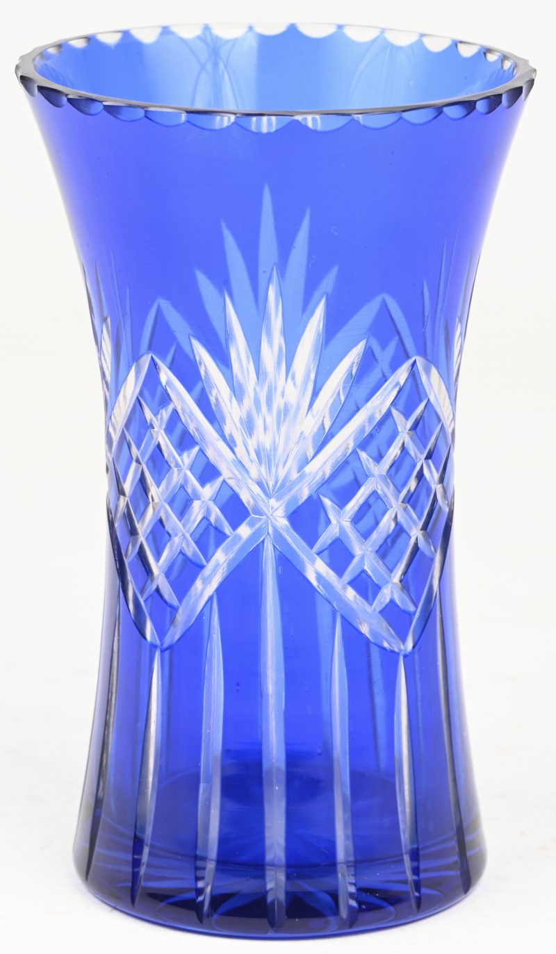 Een Boheems kristallen vaas met blauw in de massa.