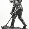 “Le Faucheur”. Een gepatineerd bronzen beeld. Onderaan gesigneerd en gieterijstempel "C. Paternotte Fondeur Lembecq”. 19e eeuw.