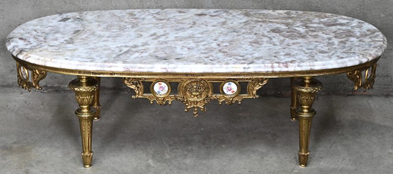 Een Louis XVI stijl salontafel met marmeren blad, verguld bronzen onderstel met porselein floraal gedecoreerde miniaturen.