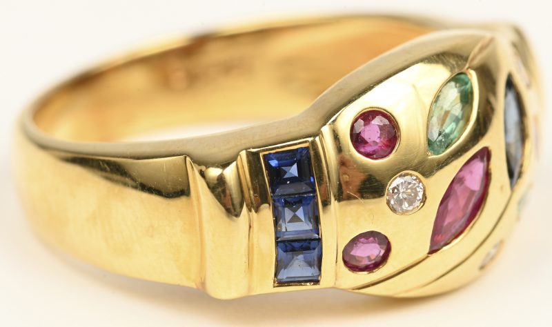 Een 18 kt geelgouden ring bezet met briljanten, saffieren, robijnen en smaragden met een gezamenlijk gewicht van +- 0,70 ct.
