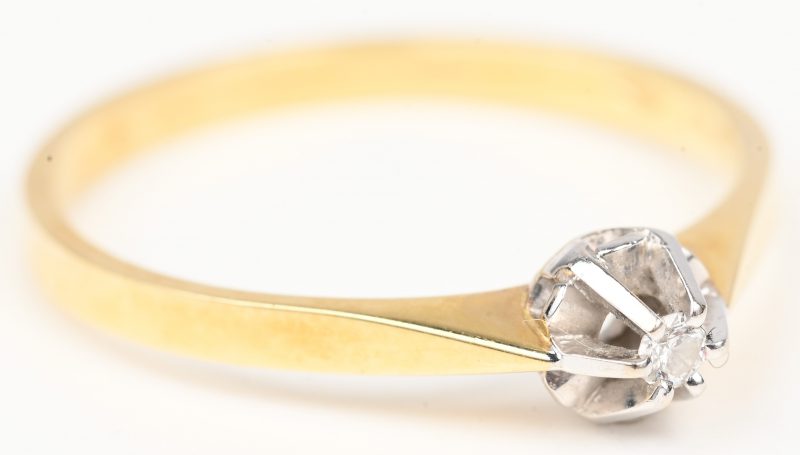 Een 14 kt geelgouden ring bezet met één klein briljantje.