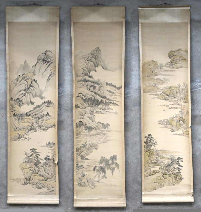 Een lot van 3 Kakemono’s op papier in rol met Oosterse landschappen. Eind 19e eeuw.