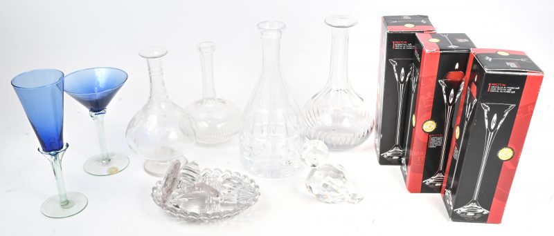 Een lot glas en kristal bestaande uit 4 karaffen zonder stop, 4 stoppen voor een karaf, een schaaltje, een eendje, 2 glazen en 3 kandelaars.