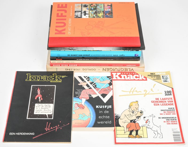 Een lot van zeven boeken over Hergé/Kuifje, alsook drie magazines bestaande uit: Vliegtuigen, Alles over Hergé, Kuifje op het scherm, Wordt vervolgt .. vaarwel Hergé, De humor van Kuifje, De kunst van Hergé en Kuifje in de echte wereld.