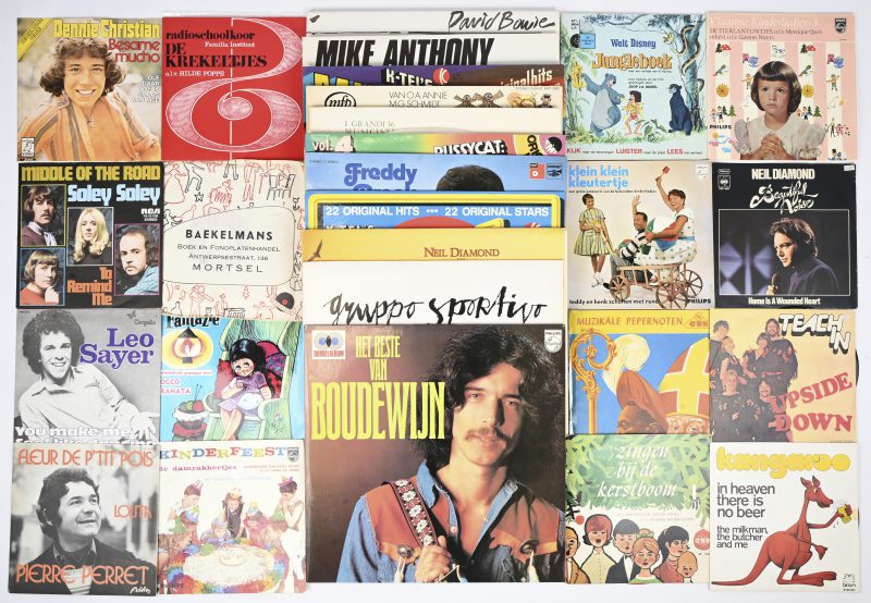 Een lot van 11 LP’s en 15 singles. Diverse artiesten oa Gruppo Sportivo, David Bowie, Boudewijn de Groot, Mike Anthony, hits verzamelalbums, kinderverhaaltjes, etc.