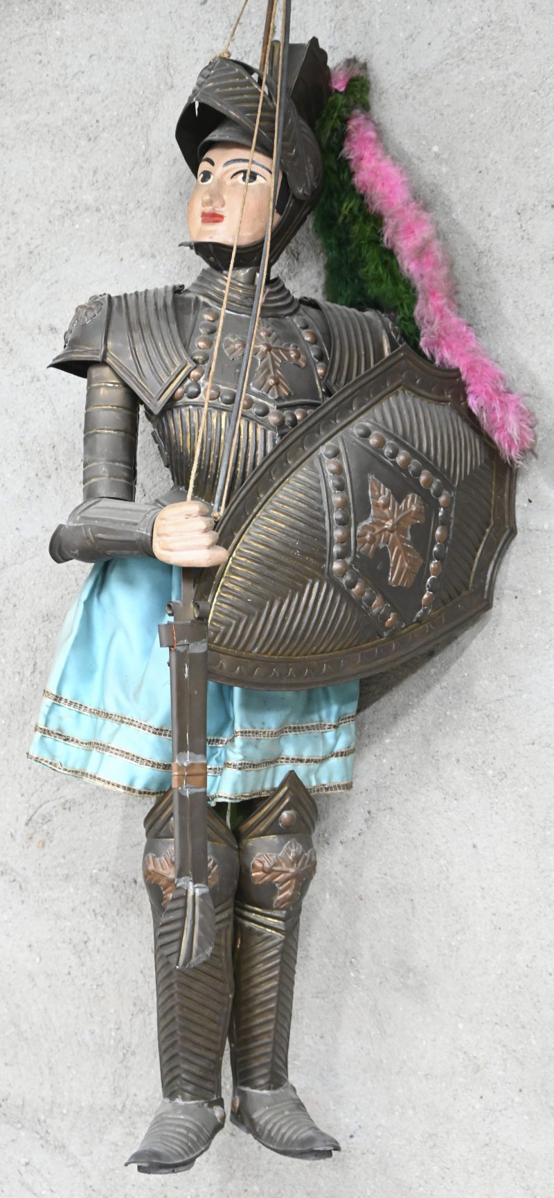 “Geharnaste ridder met schild”. Een grote staafmarionet van textiel, koper en hout.