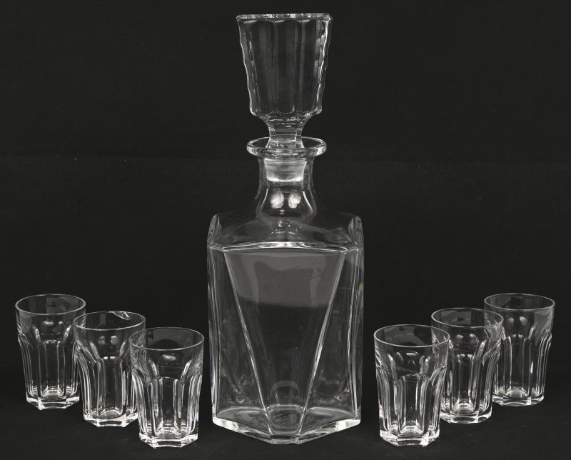 Een kristalglazen likeurset met karaf, onderaan gemerkt, en 6 glaasjes, waarvan 1 met schilfertje.