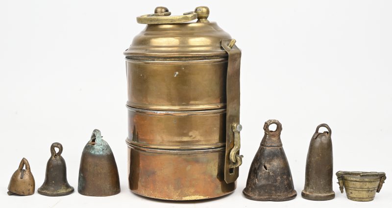 Een gevarieerd lot van vijf oude bronzen belletjes, toegevoegd een set koperen sluitgewichtjes en een Nepalese lunchbox in koper.