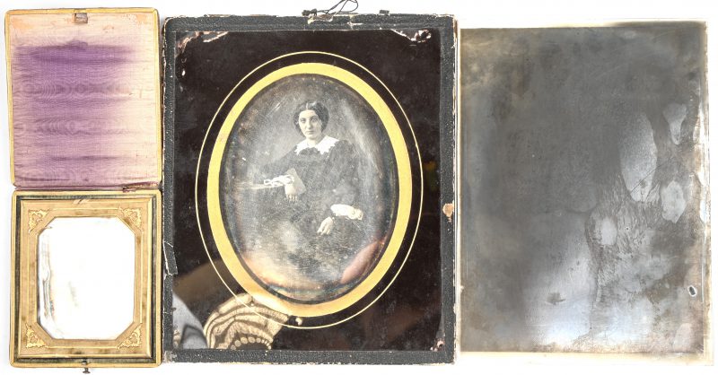 Een lot van drie daguerréotypes, 19e eeuws, bestaande uit twee damesportretten en een zicht op een kuuroord in de bergen.