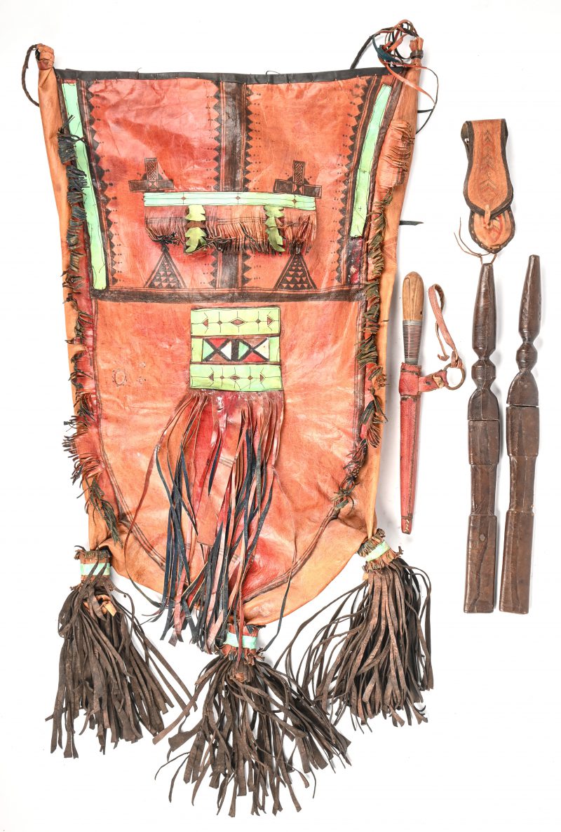 Een varia lot van 5 Toeareg artefacten, waaronder een lederen tas, 2 dolken met lederen schede, een mes met lederen schede en een pijpje in lederen zakje.