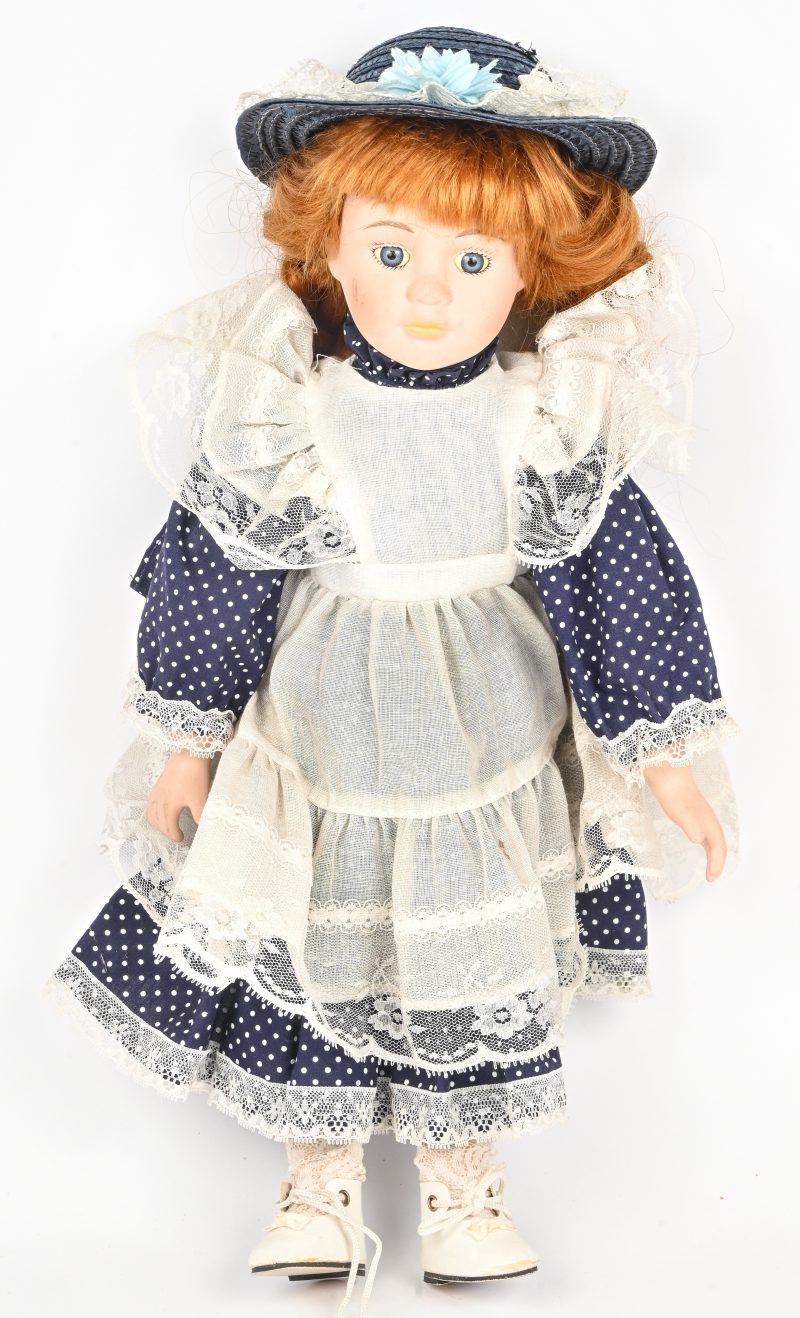 Een vintage porseleinen pop met kleding. In de nek gemerkt.