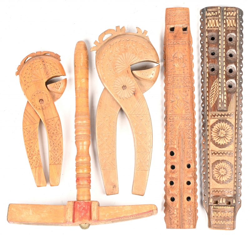 Een lot Kroatische items, bestaande uit een paar hout gesculpteerde dubbelfluiten, 2 houten notenkrakers en een houten hamer met gesculpteerde details.