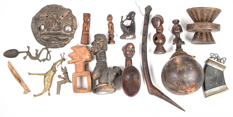 Een varia lot ethnische artefacten en beeldjes, diverse origines; Afrikaans, Zuid-Amerikaans, Aziatisch etc.