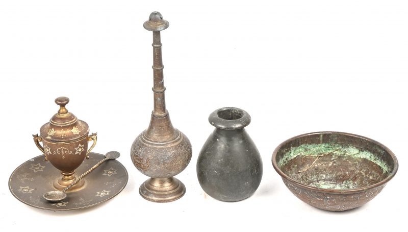 Een varia lot met aardewerken flesje, schaaltje, potje met lepeltje en een rozewaterflesje van gedreven koper. Noord-Afrikaase origine.