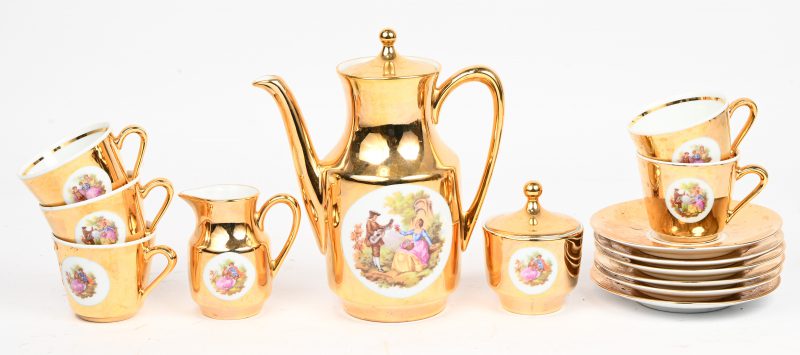 Een vintage verguld en beschilderd porseleinen thee set, 14 stuks bestaande uit theekan, suikerpotje, melkkannetje, 5 kopjes, 6 schoteltjes.