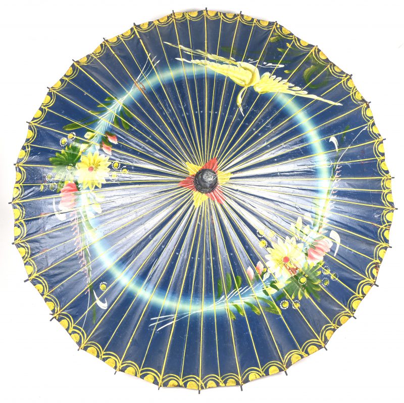 Een vintage Aziatisch bamboo paraplu, handbeschilderd met floraal decor.