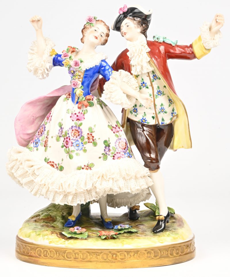 Een Duits porseleinen beeldje van 2 dansende figuren. Onderaan gemerkt.