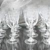 Een kristallen glasservies met gegraveerde guirlande, waaronder 12 champagne, 12 water, 12 witte wijn en 12 rode wijnglazen. (één kleine schilfer). 48 stuks.