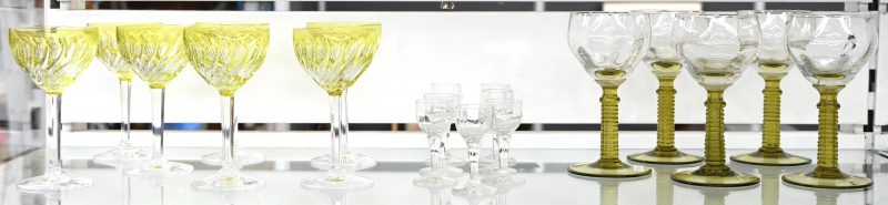 Een gevarieerd lot van 19 vintage glazen bestaande uit 3 sets: 7 wijnglazen in uraniumglas, 5 römerglazen en 7 borrelglaasjes.
