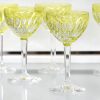 Een gevarieerd lot van 19 vintage glazen bestaande uit 3 sets: 7 wijnglazen in uraniumglas, 5 römerglazen en 7 borrelglaasjes.