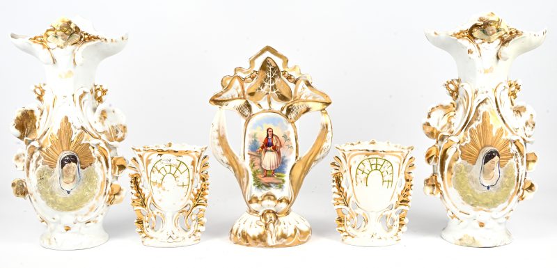 Een lot van Vieux-Bruxelles porselein bestaande uit 5 vazen waaronder de grootste met de heilige maagd in reliëf en een engeltje.