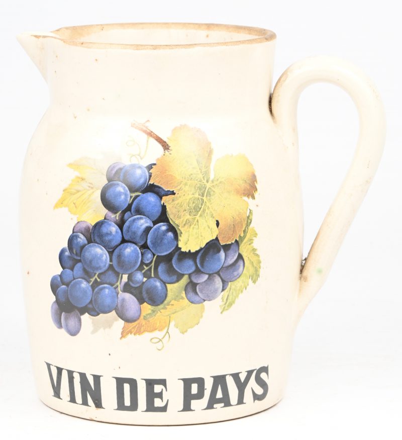 “Vin de Pays”. Een vintage aardewerken schenkkan met druiven in het decor. Onderaan gemerkt.