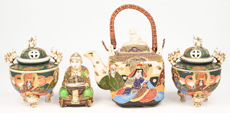 Een lot Satsuma porselein, bestaande uit een theepot, 2 dekselpotjes met fo hondjes versierd en een zittend Boeddha beeldje.