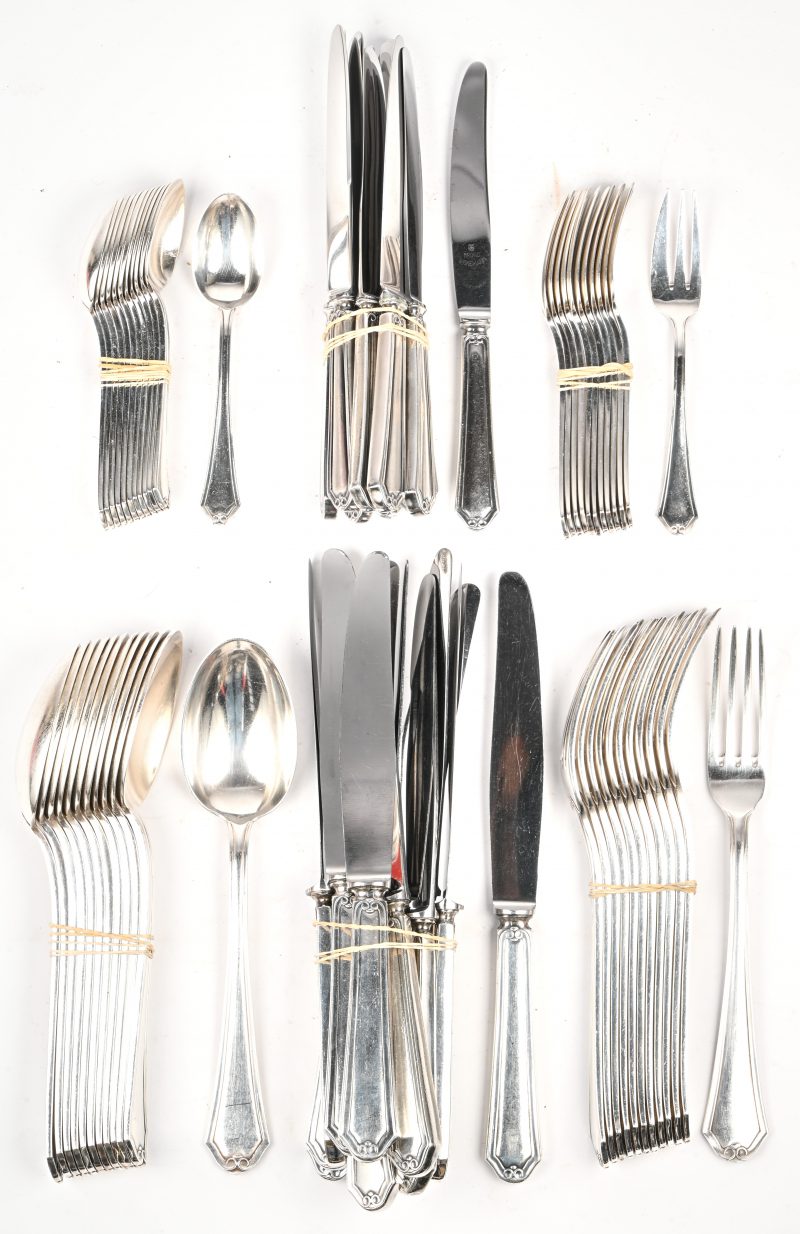 Een 12-delig servies, gemerkt Wiskemann. Bestaande uit grote messen,  vorken, lepels en dessert-messen, vorken en lepels.