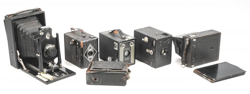 Een lot van 3 vintage plaatcamera’s en 3 boxcamera’s, diverse merken. Bijgevoegd Rolleiflex documentatie.